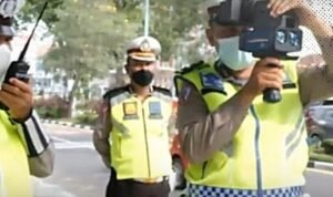 Petugas Ditlantas Polda Jambi saat pantau angkutan batu bara (foto: istimewa)