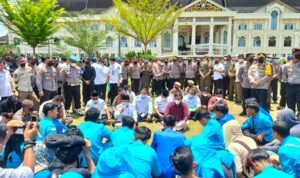 al haris dan edi purwanto saat audiensi dengan mahasiswa