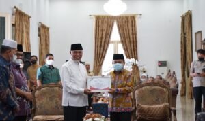 al haris saat beri bantuan gempa sumbar