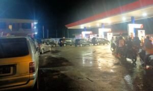 antrian pemudik mengisi bbm di bangko