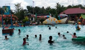 anak anak saat berenang di kolam renang dua putri