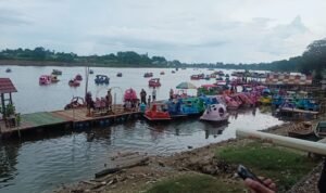 pengunjung saat padati wisata danau sipin
