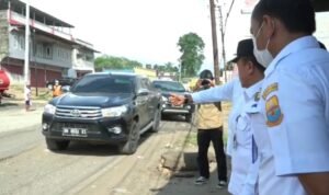 al haris tinjau perbaikan jalan nasional di tembesi