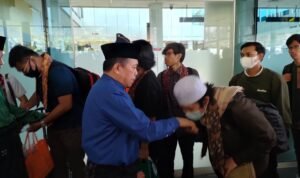al haris sambut kedatangan mahasiswa jambi dari sudan