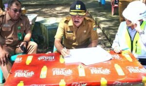 fauzi tinjau pelebaran jalan