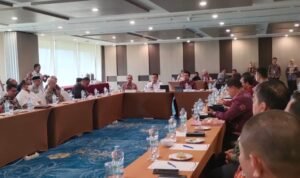 al haris membuka rapat asistensi penyelesaian perusahaan-perusahaan besar untuk menunjang investasi