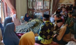 al haris melayat ke rumah duka korban longsor di kerinci al haris melayat ke rumah duka korban longsor di kerinci
