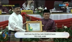 al haris terima penghargaan dari baznas