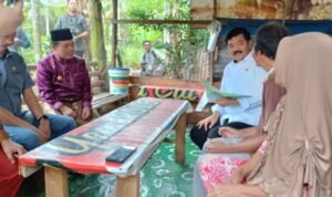 al haris dampingi menteri atr bpn antar sertifikat gratis ke warga