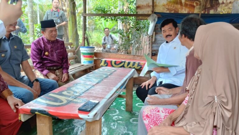 al haris dampingi menteri atr bpn antar sertifikat gratis ke warga