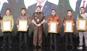 al haris terima penghargaan r soeprapto award 2024 dari jaksa agung