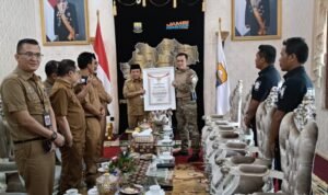 al haris terima penghargaan dari densus 88