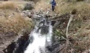 Warga mengambil sample air di sungai Tantang