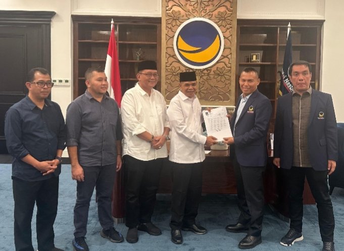 H Aspan saat menerima rekomendasi dukungan dari DPP Partai Nasdem