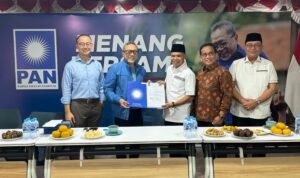 Ketum PAN Zulkifli Hasan menyerahkan rekomendasi dukungan kepada H Aspan