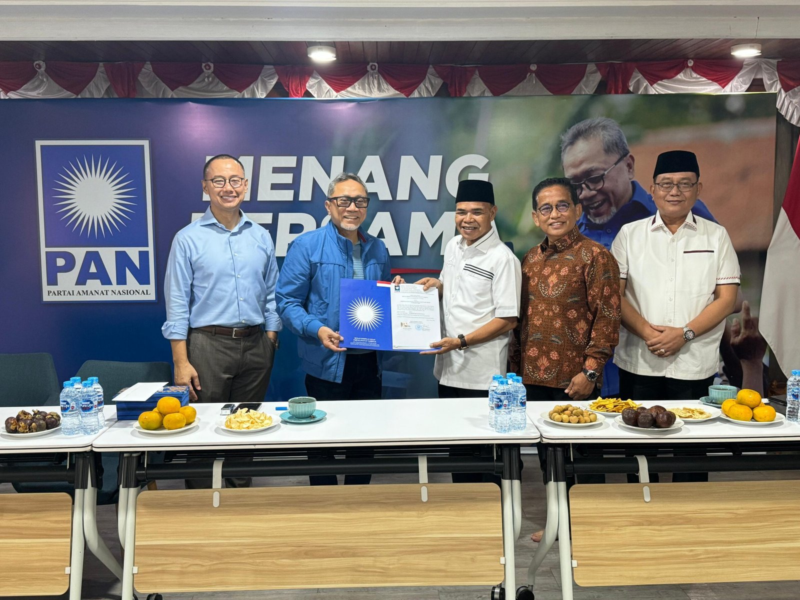 Ketum PAN Zulkifli Hasan menyerahkan rekomendasi dukungan kepada H Aspan