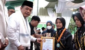 al haris berikan hadiah umroh santri ponpes nurul jadid singkut