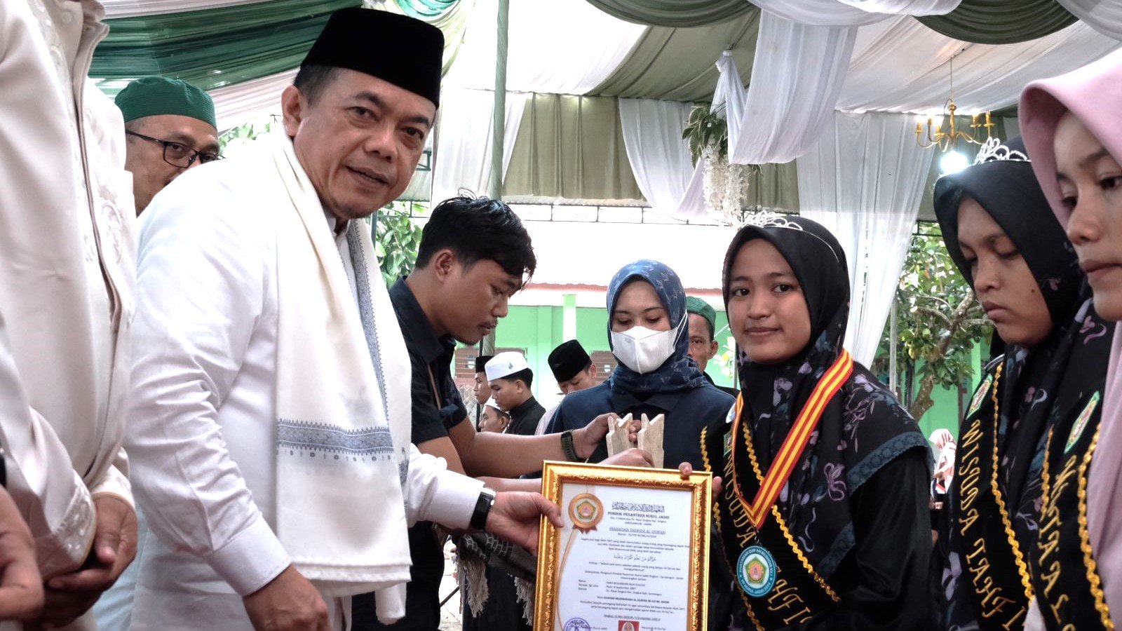 al haris berikan hadiah umroh santri ponpes nurul jadid singkut