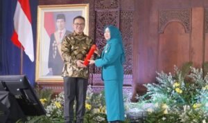 hesti haris terima penghargaan manggala karya kencana