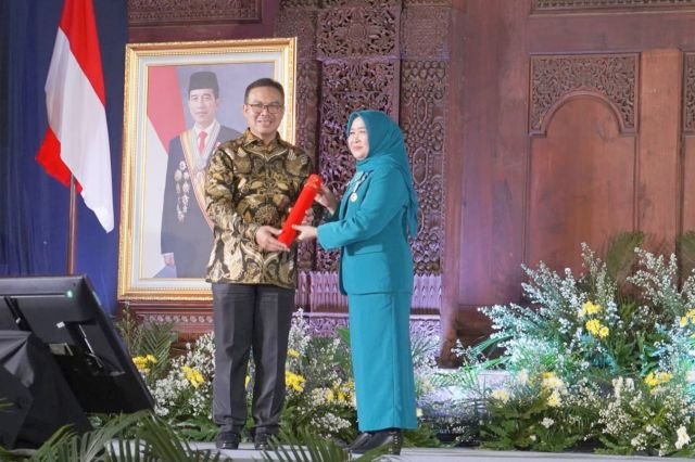 hesti haris terima penghargaan manggala karya kencana