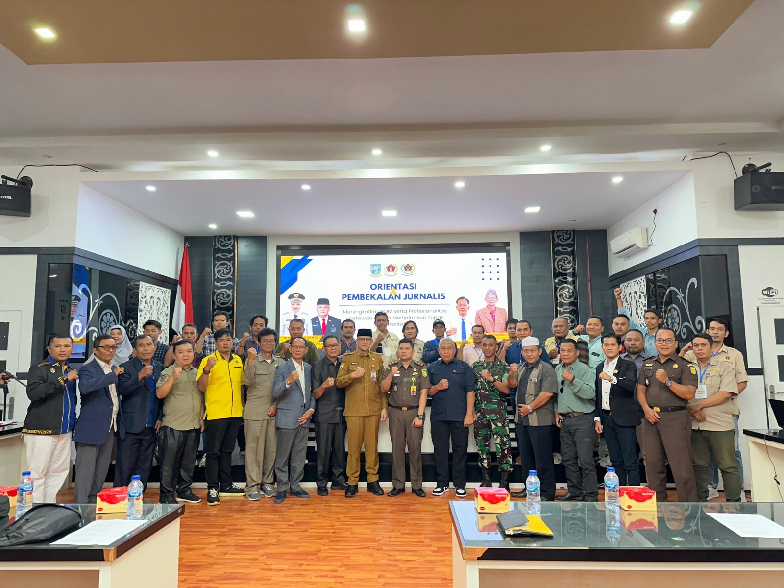 Foto bersama pemateri, peserta dan tamu undangan kegiatan Orientasi dan Pembekalan Jurnalis