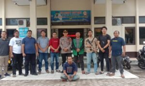 Pelaku pembunuhan (duduk) yang berhasil ditangkap Polres Sarolangun