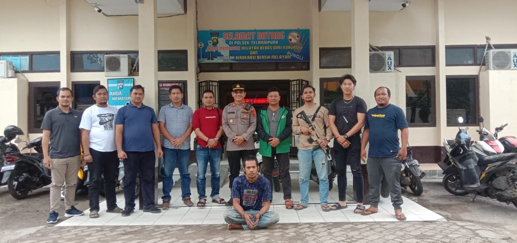 Pelaku pembunuhan (duduk) yang berhasil ditangkap Polres Sarolangun