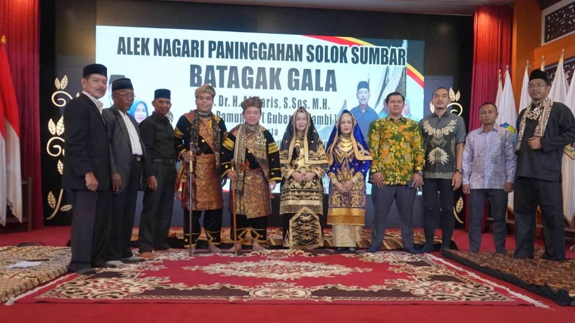 al haris dan hesnidar haris dianugerahi Gelar adat nagari paninggahan solok