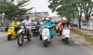 Dengan mengendarai sepeda motor Al Haris mendaftar ke KPU Provinsi Jambi