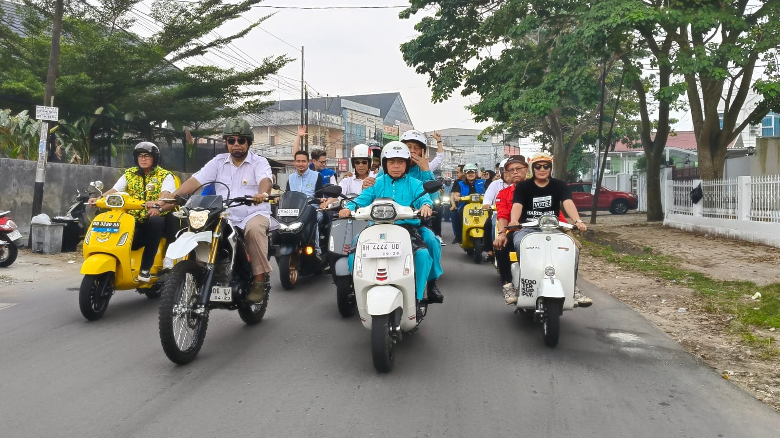 Dengan mengendarai sepeda motor Al Haris mendaftar ke KPU Provinsi Jambi