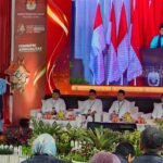 Al Haris dan Abdullah Sani saat mendaftar ke KPU Provinsi Jambi