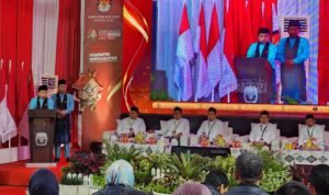 Al Haris dan Abdullah Sani saat mendaftar ke KPU Provinsi Jambi
