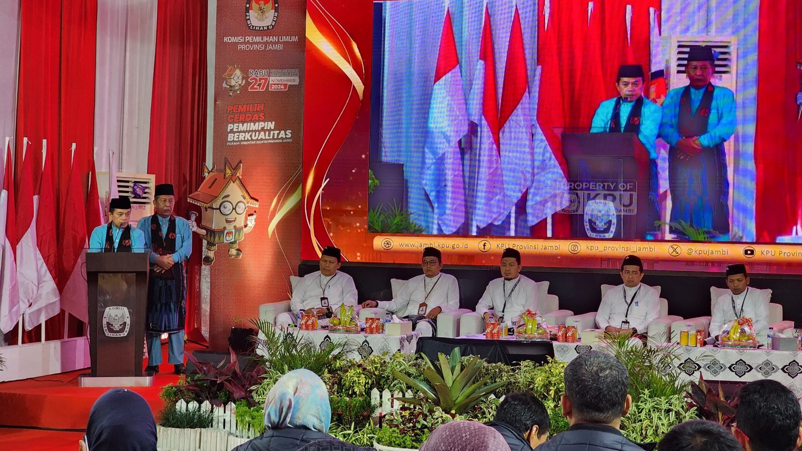 Al Haris dan Abdullah Sani saat mendaftar ke KPU Provinsi Jambi