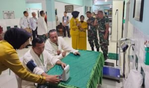 Pasangan Al Haris dan Abdullah Sani saat melakukan pemeriksaan kesehatan di RS Bratanata Jambi