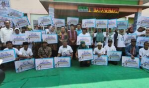 al haris serahkan bantuan dumisake bernilai miliaran rupiah untuk warga batanghari