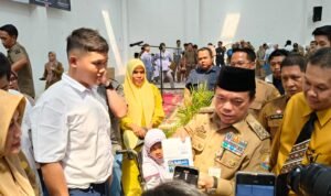 Gubernur Jambi Al Haris menyerahkan bantuan Dumisake Pendidikan kepada siswa tak mampu