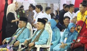 Ratu Munawaroh (baju merah) saat mendampingi Al Haris dan Abdullah Sani di pengundian nomor urut Calon Gubernur dan Calon Wakil Gubernur Jambi