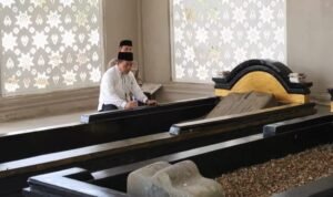 Calon Gubernur nomor urut 2 Al Haris saat berziarah ke makam Raja Jambi Rangkayo Hitam