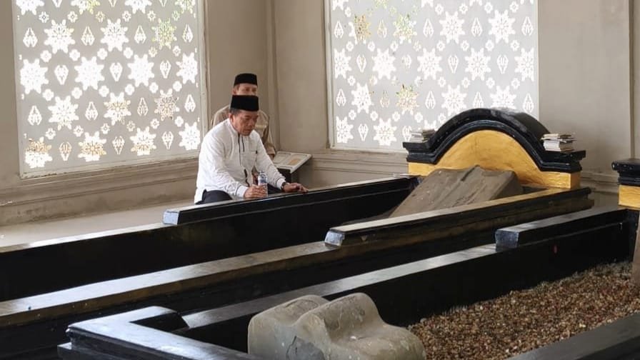 Calon Gubernur nomor urut 2 Al Haris saat berziarah ke makam Raja Jambi Rangkayo Hitam