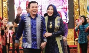al haris dan hesti haris kenalkan tenun songket batik jambi di catwalk