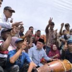 Calon Gubernur Jambi nomor urut 2 Al Haris bersama warga saat kampanye di Mandiangin Timur