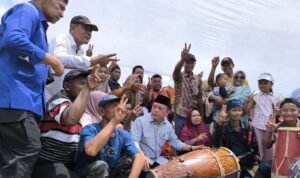 Calon Gubernur Jambi nomor urut 2 Al Haris bersama warga saat kampanye di Mandiangin Timur