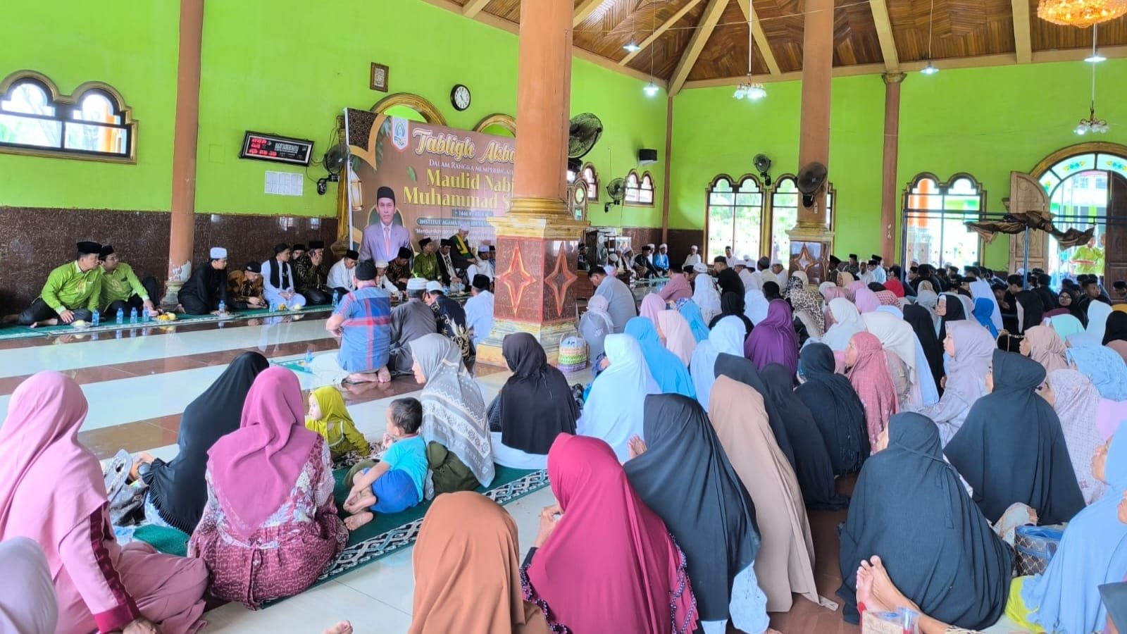 Suasana peringatan Maulid Nabi Muhammad SAW 1446 H di kampus Institut Agama Islam Abuya Salek, Kecamatan Pelawan, Sarolangun