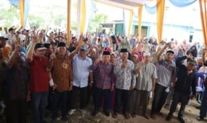 Calon Gubernur Jambi nomor urut 2 Al Haris bersama masyarakat Sarolangun