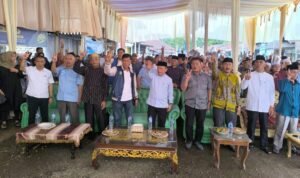 Calon Gubernur Jambi nomor urut 2 Al Haris bersama warga Bathin VIII Sarolangun