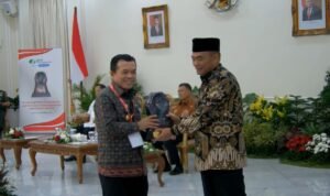 Al Haris saat menerima penghargaan Paritrana Award karena berjasa mendukung pelaksanaan jaminan sosial ketenagakerjaan yang diselenggarakan BPJS Ketenagakerjaan