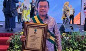 Gubernur Jambi Al Haris saat menerima Bintang Abhinaya Jagadhita dari Menko Perekonomian RI Airlangga Hartarto beberapa waktu lalu