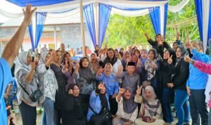 Calon Gubernur nomor urut 2 Al Haris bersama warga Maro Sebo Muaro Jambi