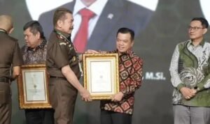 Al Haris saat menerima R. Soeprapto Award dari Jaksa Agung RI ST. Burhanuddin