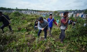 Calon Gubernur Jambi nomor urut 2 Al Haris ikut gotong royong bersama warga Kelurahan Bagan Pete, Kota Jambi
